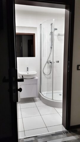 Comfortable rooms with bathrooms in fly fishing lodge